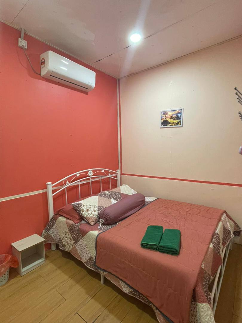 Homestay 1 bedroom with brown bedding